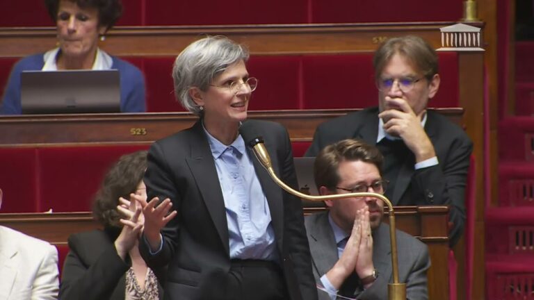 Intervenue pour interroger le gouvernement sur l’affaiblissement organisé de l’hôpital public au profit du privé.
