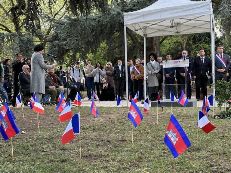 Hommage aux victimes du génocide des Khmers rouges (13e)